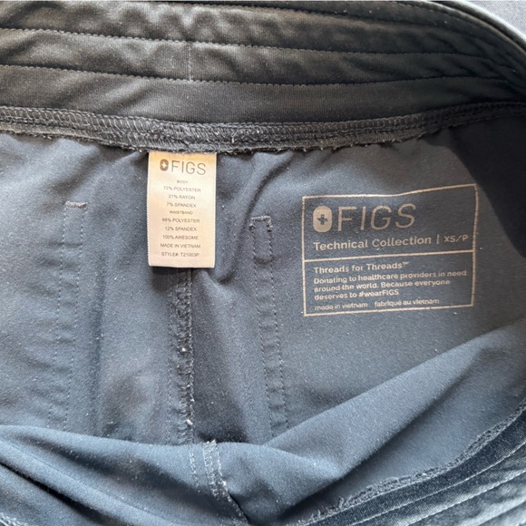 Figs Dark Harbor Scrub Top and Livingston basic scrub pants - Picture 6 of 8